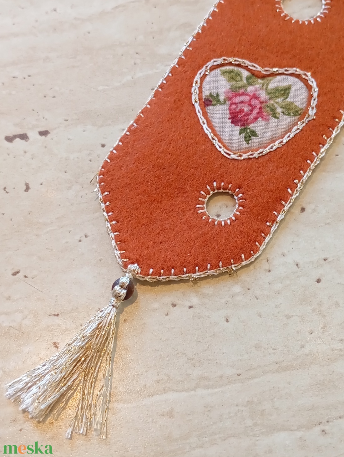 Rozsdabarna filc könyvjelző rózsás szívmintával - könyv & zene - könyvjelző - Meska.hu