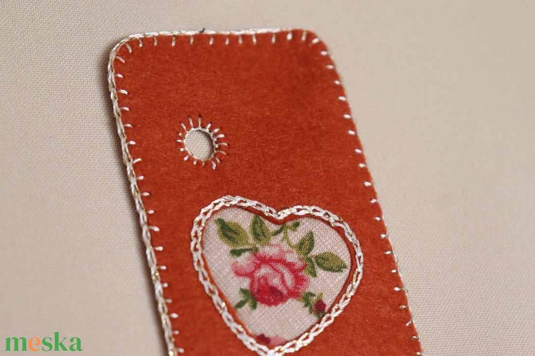 Rozsdabarna filc könyvjelző rózsás szívmintával - könyv & zene - könyvjelző - Meska.hu