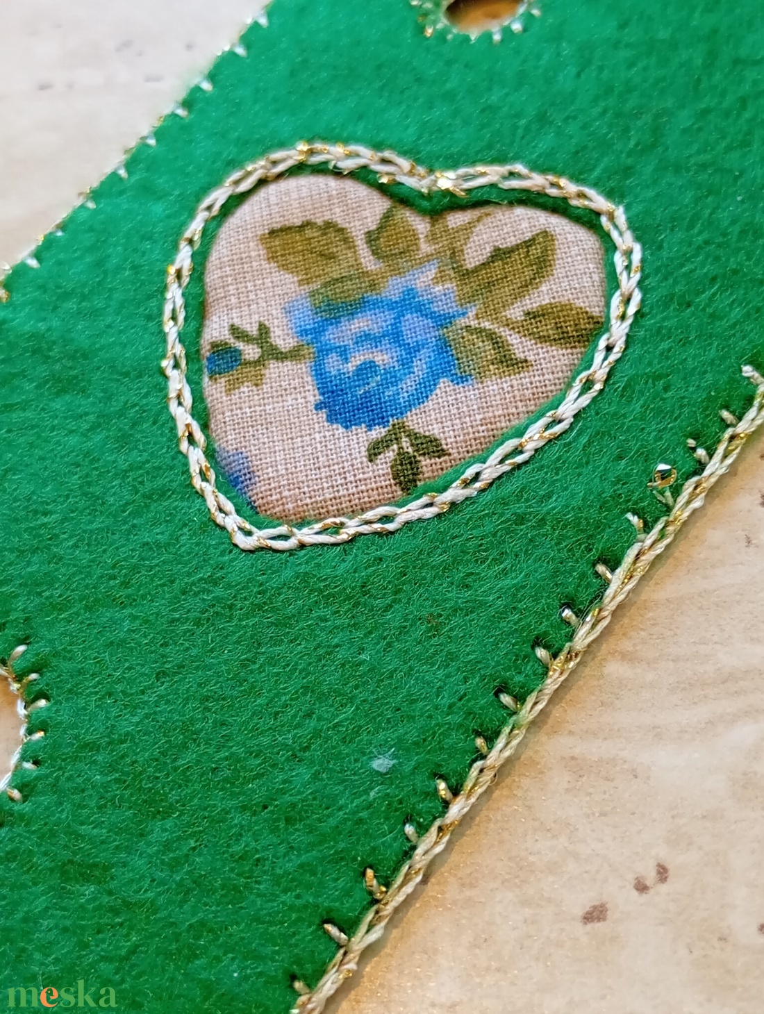 Zöld filc könyvjelző virágmintás szívmotívummal - könyv & zene - könyvjelző - Meska.hu