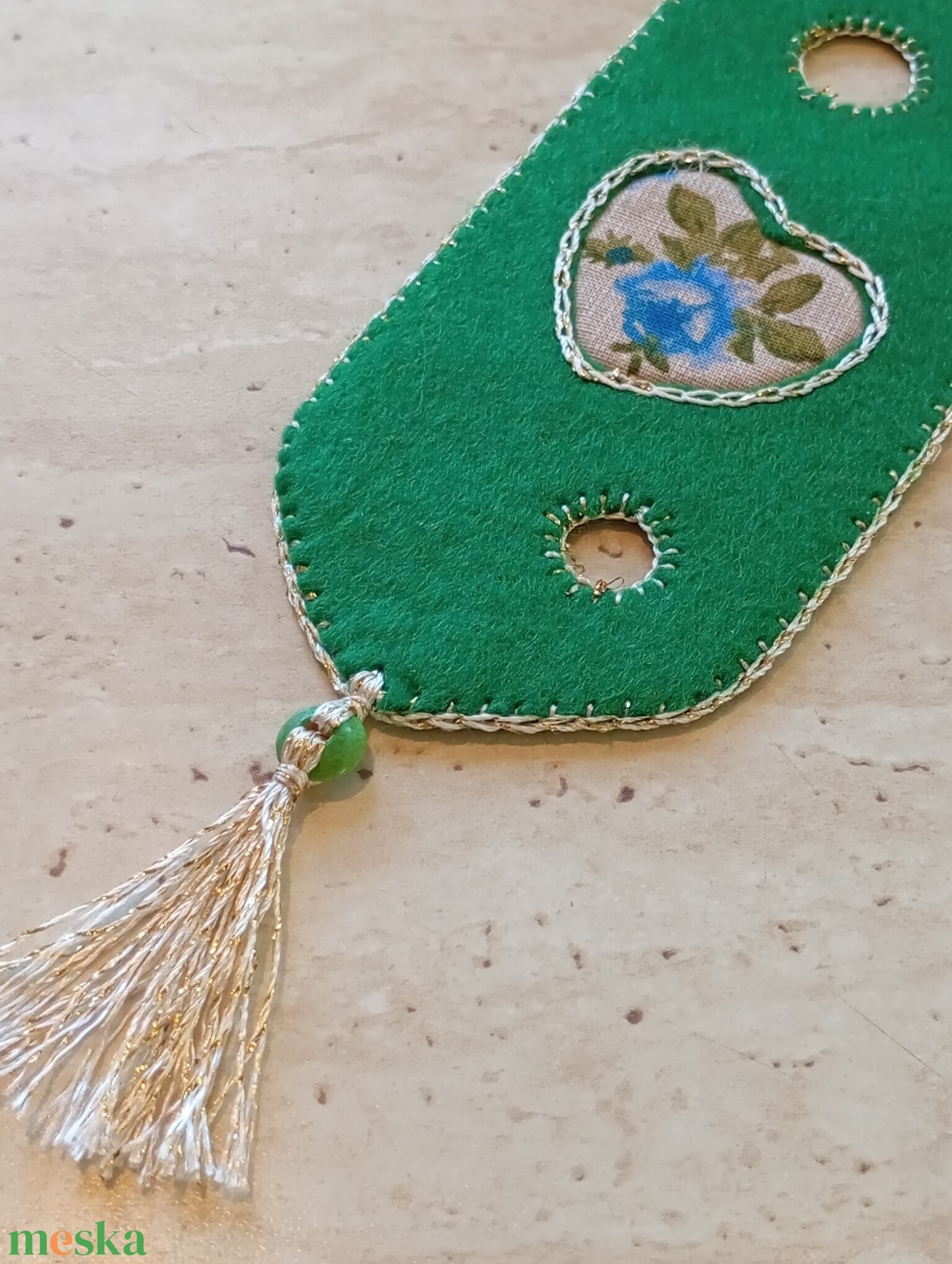 Zöld filc könyvjelző virágmintás szívmotívummal - könyv & zene - könyvjelző - Meska.hu