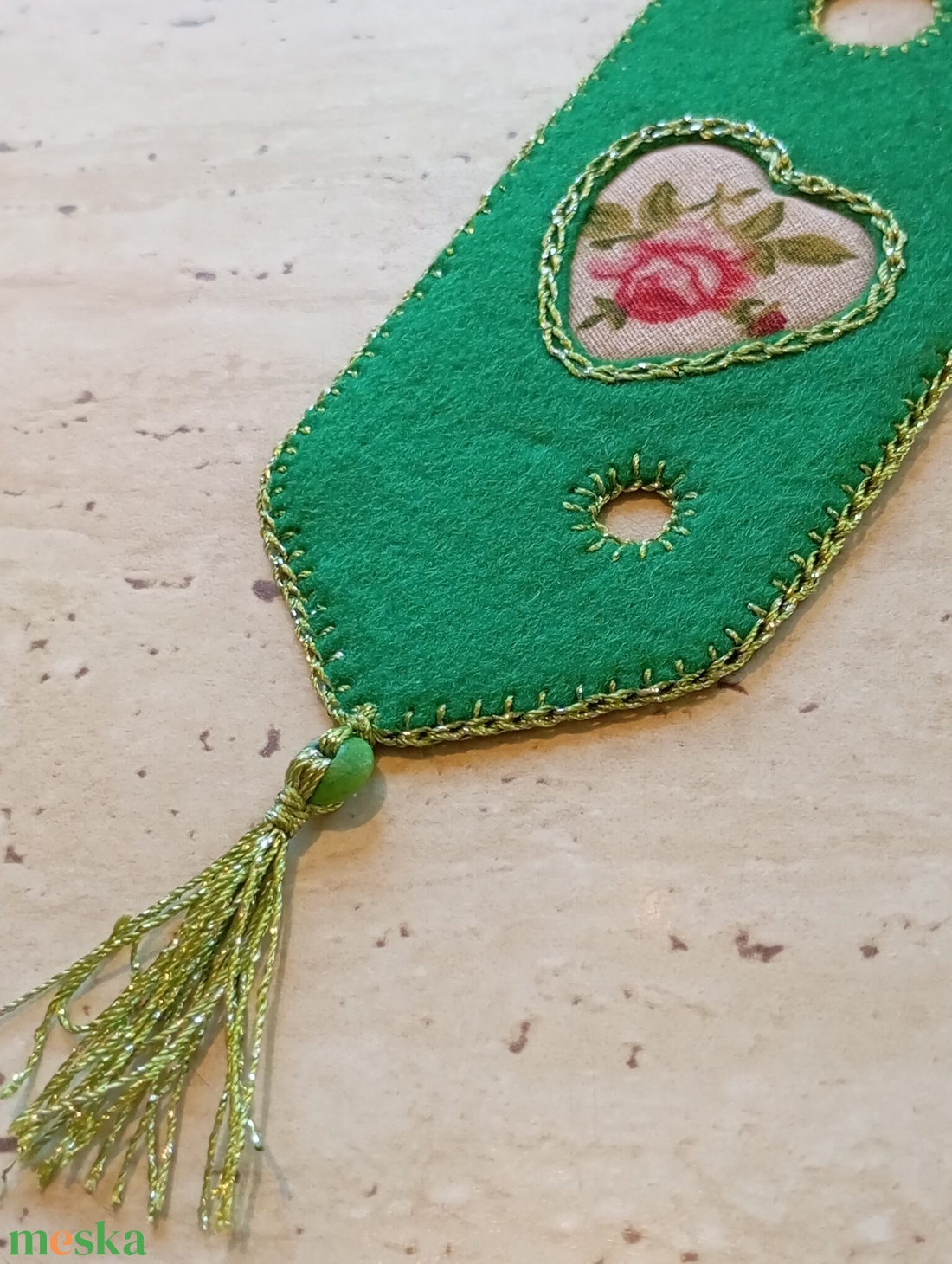 Zöld filc könyvjelző rózsás szívmotívummal  - könyv & zene - könyvjelző - Meska.hu