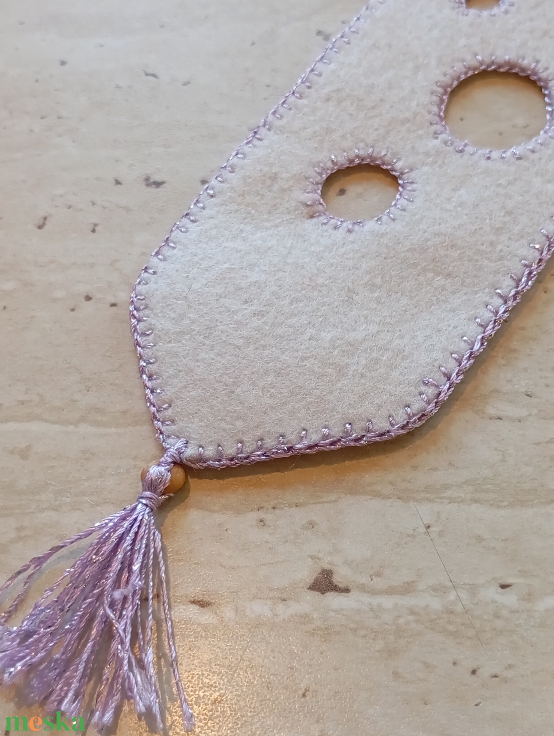Krémszínű filc könyvjelző lila horgolással - könyv & zene - könyvjelző - Meska.hu