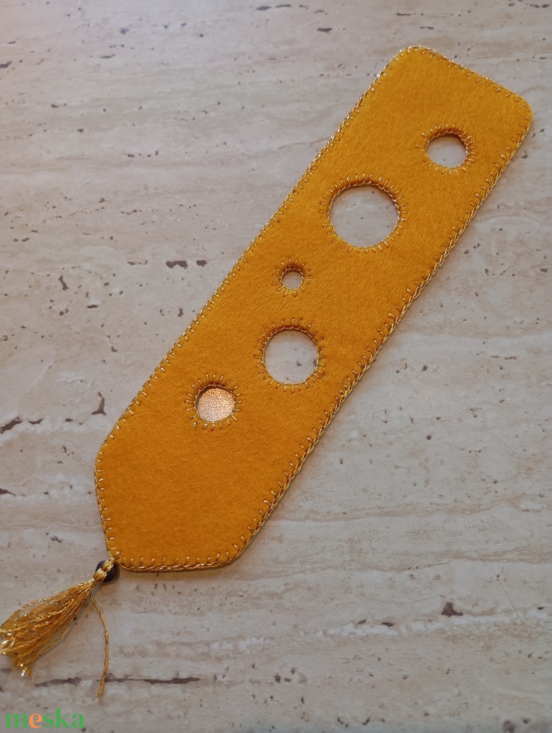 Napsárga filc könyvjelző körmintával - könyv & zene - könyvjelző - Meska.hu