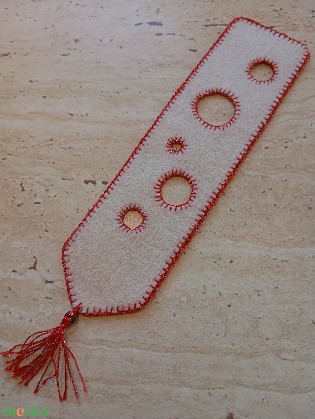 Krémszínű filc könyvjelző piros színű körmintával - könyv & zene - könyvjelző - Meska.hu