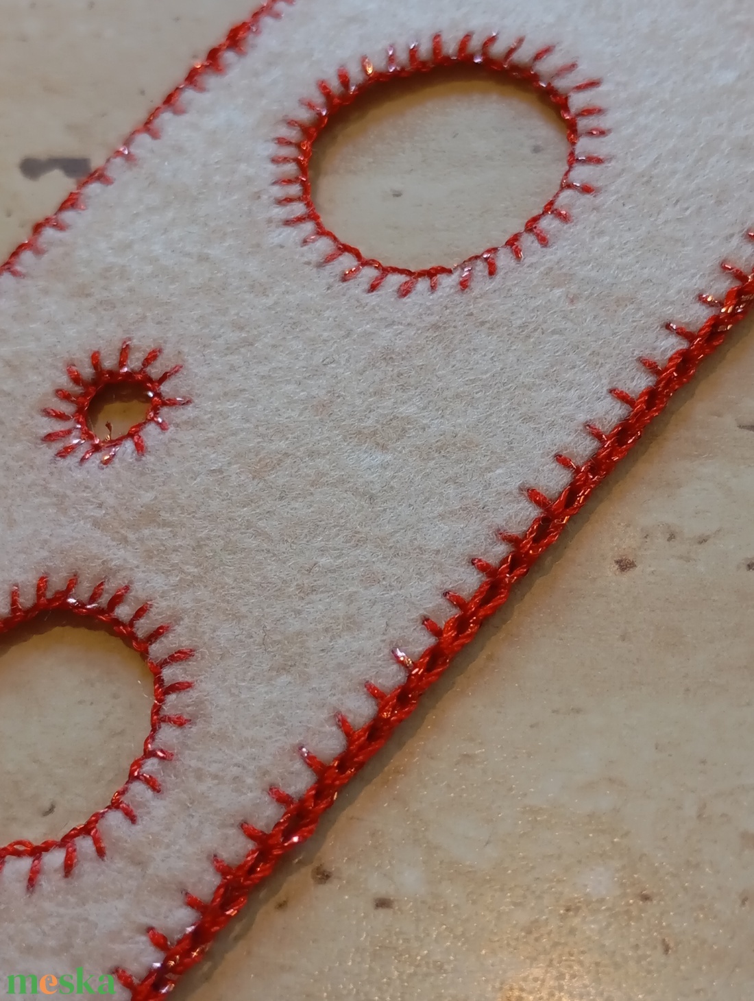 Krémszínű filc könyvjelző piros színű körmintával - könyv & zene - könyvjelző - Meska.hu