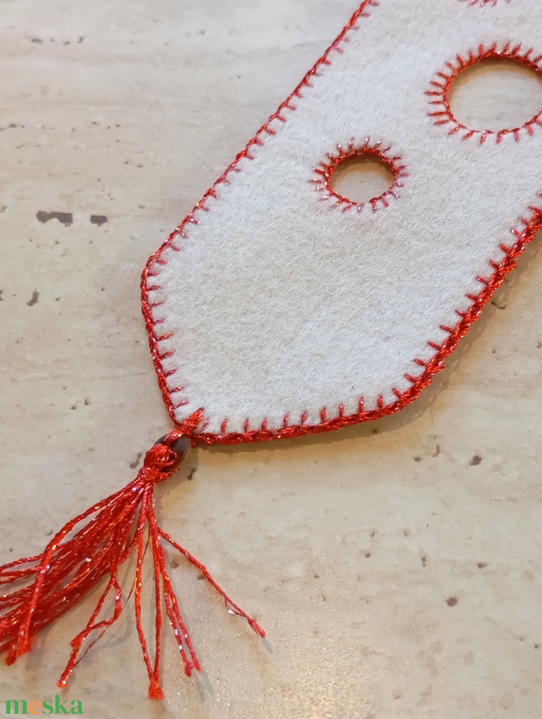 Krémszínű filc könyvjelző piros színű körmintával - könyv & zene - könyvjelző - Meska.hu