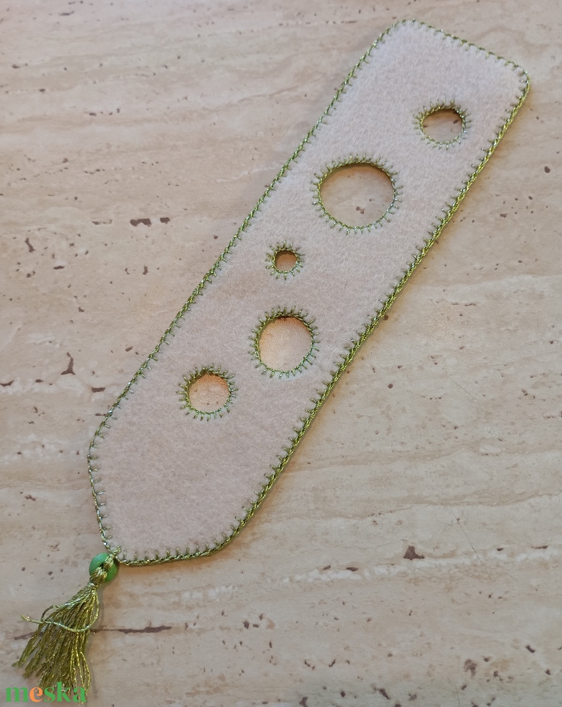 Krémszínű filc könyvjelző világoszöld körmintával - könyv & zene - könyvjelző - Meska.hu