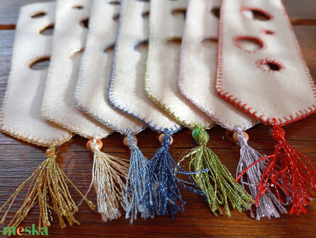 Krémszínű filc könyvjelző világoszöld körmintával - könyv & zene - könyvjelző - Meska.hu