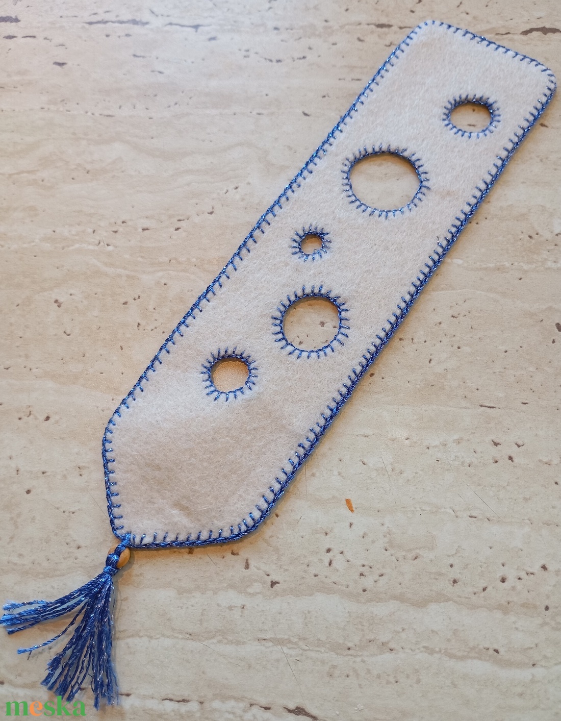 Sötétkék filc könyvjelző világos zöld körmintával - könyv & zene - könyvjelző - Meska.hu