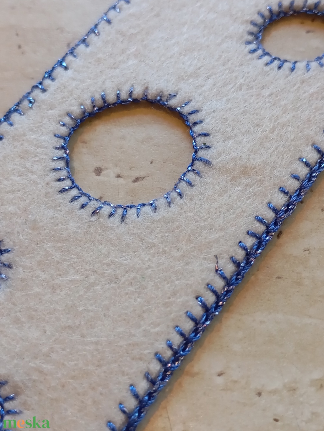 Sötétkék filc könyvjelző világos zöld körmintával - könyv & zene - könyvjelző - Meska.hu