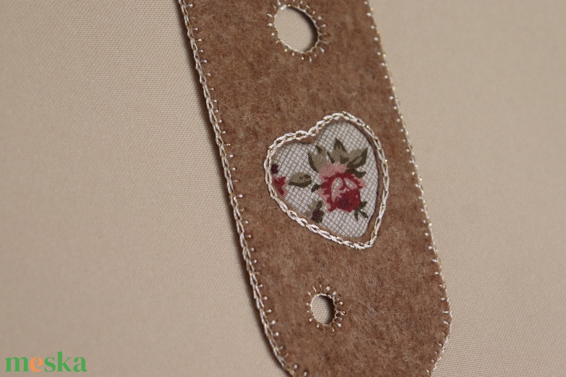 Bézs színű filc könyvjelző bordószínű rózsás szívmintával - könyv & zene - könyvjelző - Meska.hu
