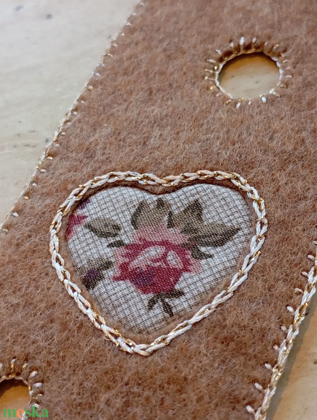 Bézs színű filc könyvjelző bordószínű rózsás szívmintával - könyv & zene - könyvjelző - Meska.hu
