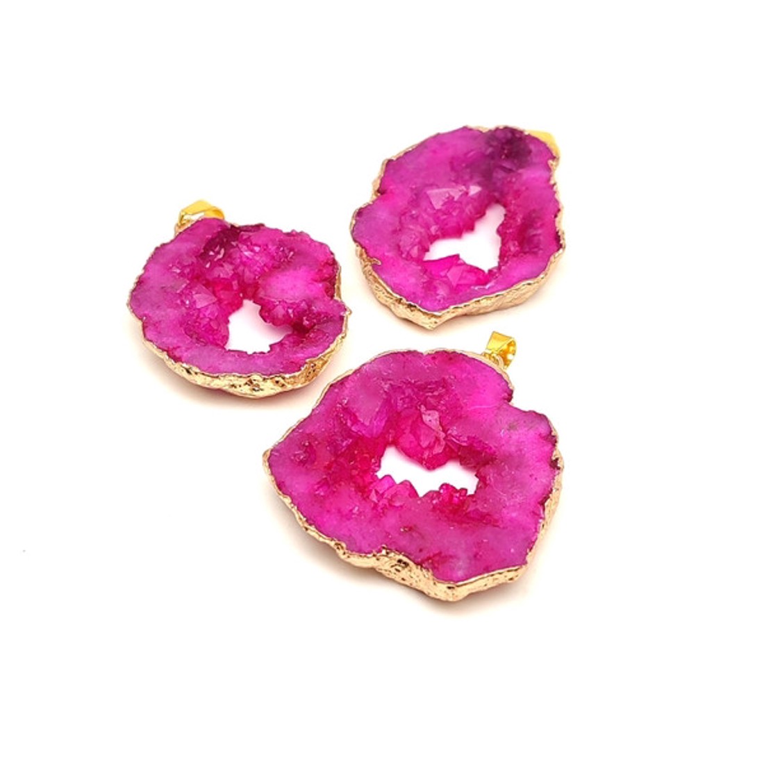 Gyengédség rózsaszín geoda kvarc medál arany színű bevonattal 30�45mm - ékszer - nyaklánc - medál - Meska.hu