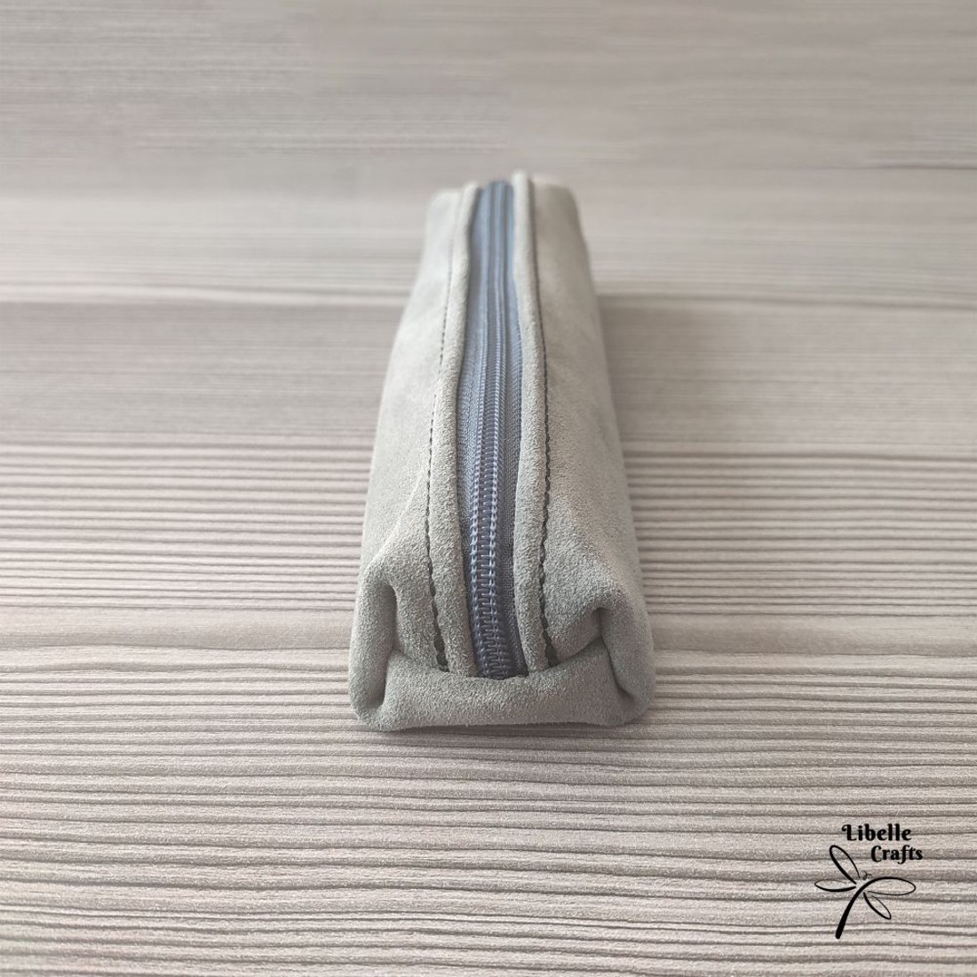 Szürke bőrből készült tolltartó - otthon & életmód - papír, írószer - tolltartó & ceruzatekercs - Meska.hu