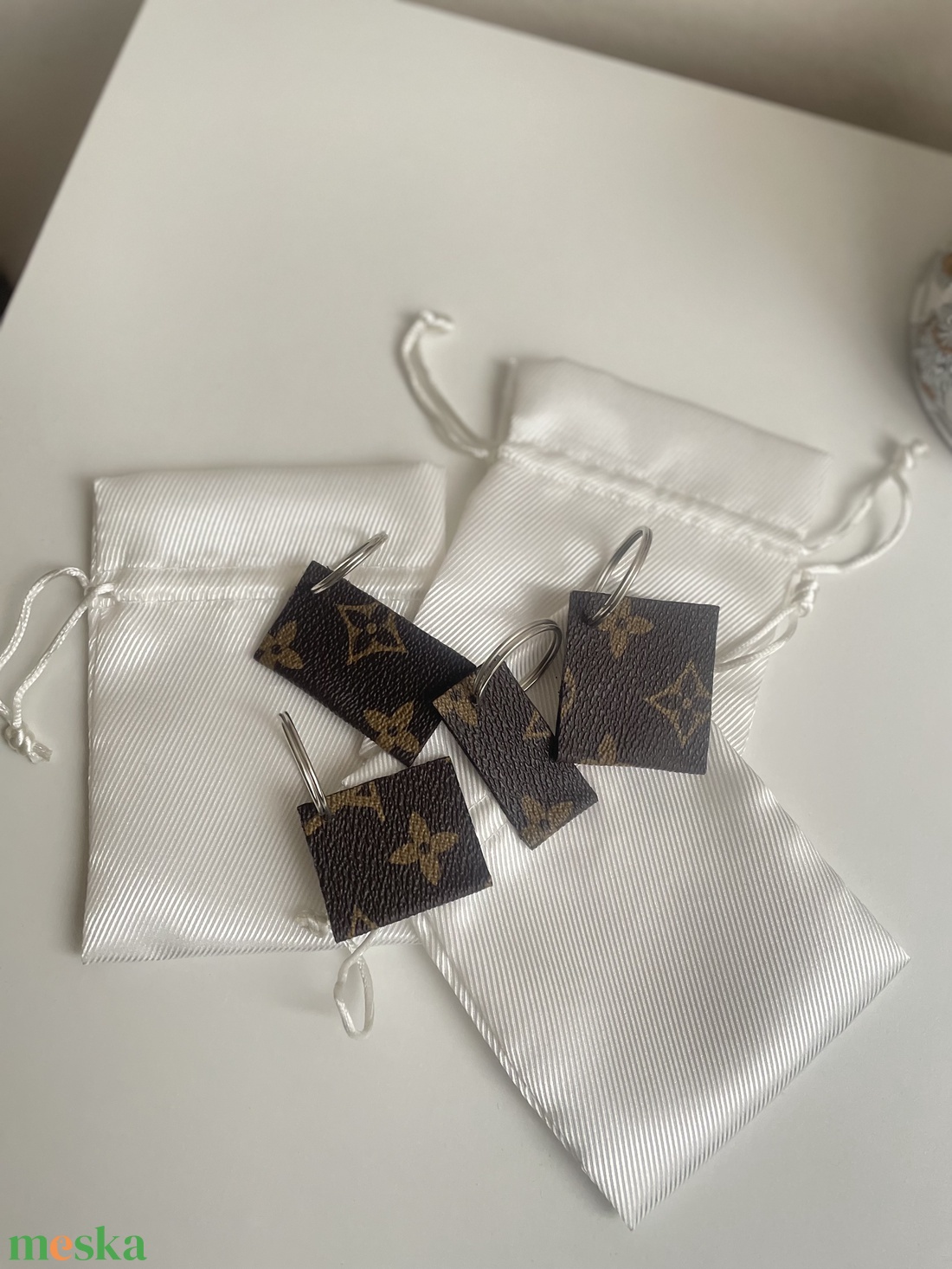 Eladó L.V. sima kulcstartó - táska & tok - kulcstartó & táskadísz - kulcstartó - Meska.hu