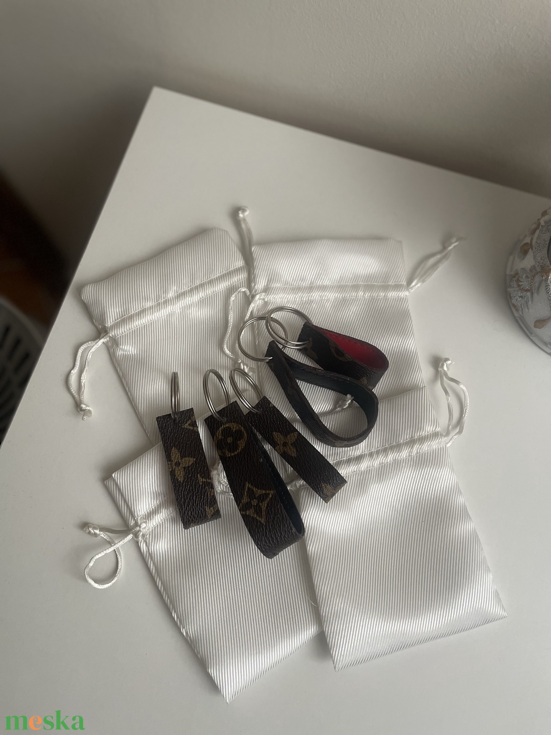 Eladó L.V. függő kulcstartó - táska & tok - kulcstartó & táskadísz - kulcstartó - Meska.hu