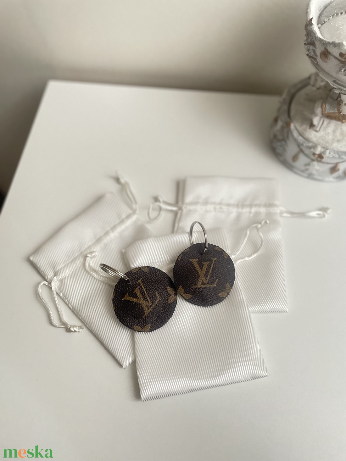 Eladó L.V. kör alakú kulcstartó - táska & tok - kulcstartó & táskadísz - kulcstartó - Meska.hu