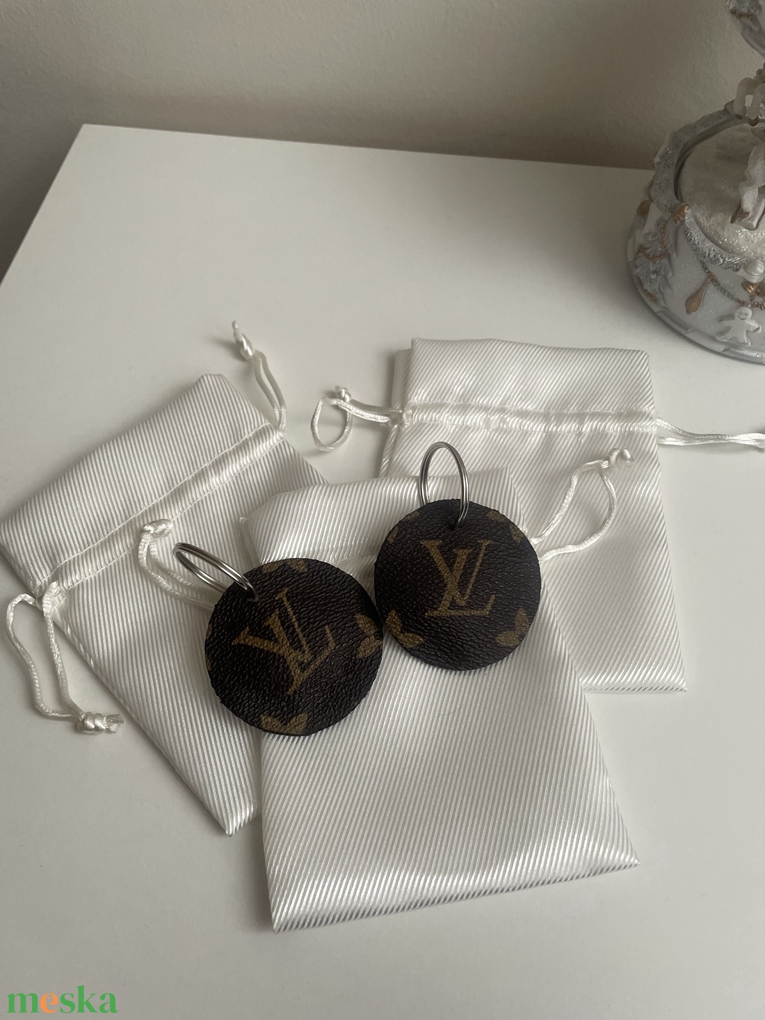 Eladó L.V. kör alakú kulcstartó - táska & tok - kulcstartó & táskadísz - kulcstartó - Meska.hu