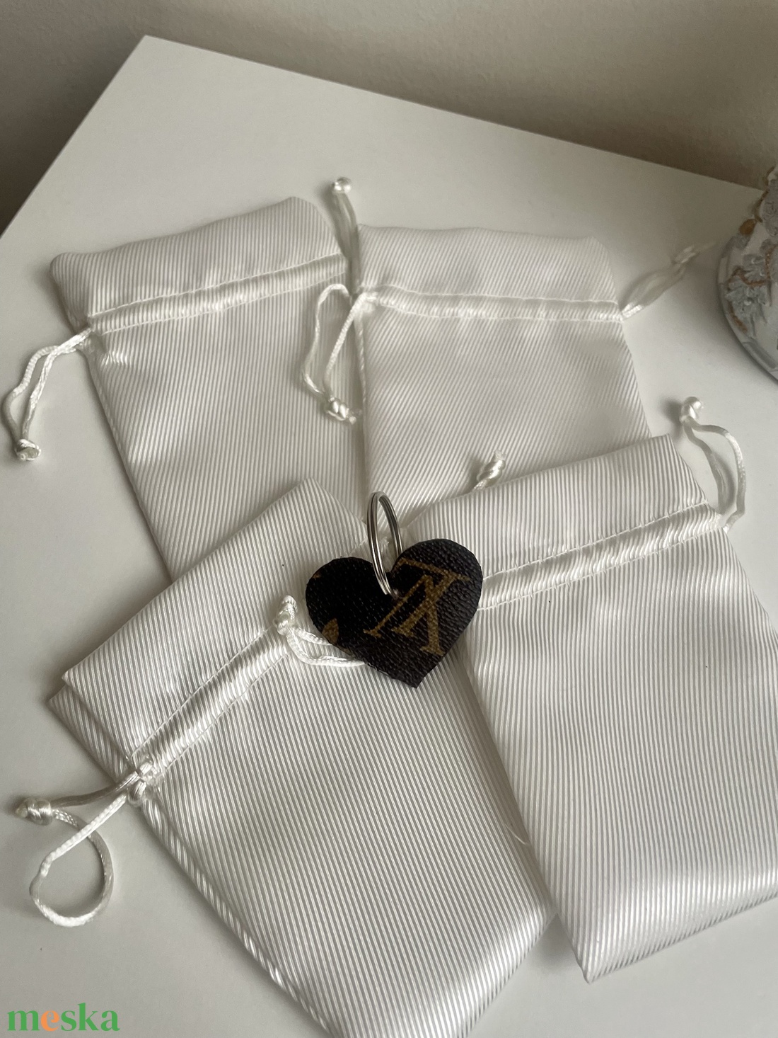 Eladó L.V. szív alakú kulcstartó - táska & tok - kulcstartó & táskadísz - kulcstartó - Meska.hu