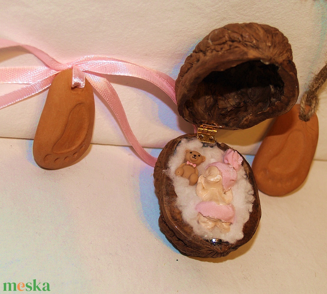 Gender reveal- Egy kis dió, benne egy nagy csoda - baba - mama - babaemlékek - bababejelentők - Meska.hu