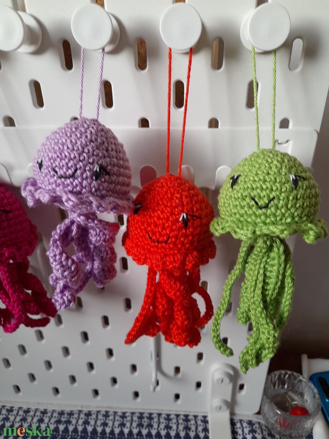 Horgolt mini meduzák - táska & tok - kulcstartó & táskadísz - táskadísz - Meska.hu