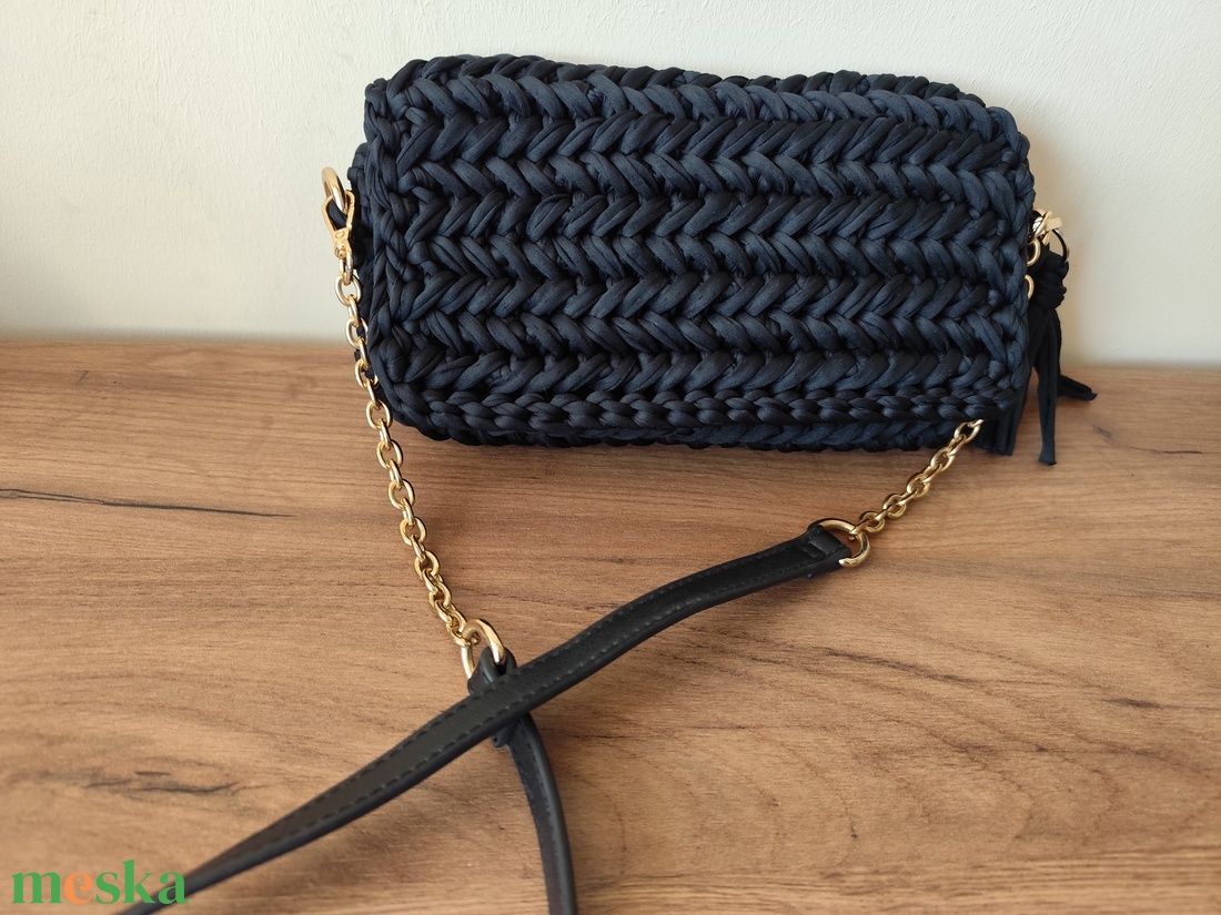 Elegáns horgolt oldaltáska  - táska & tok - kézitáska & válltáska - vállon átvethető táska - Meska.hu