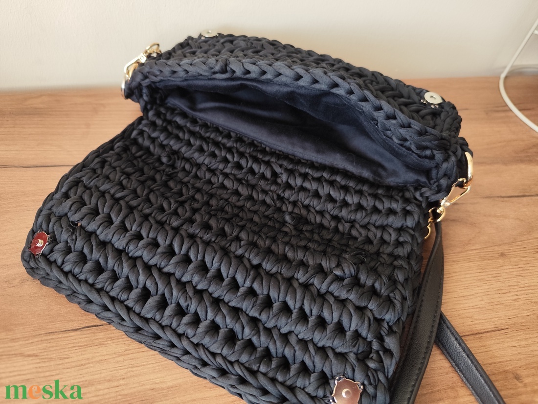 Elegáns horgolt oldaltáska  - táska & tok - kézitáska & válltáska - vállon átvethető táska - Meska.hu