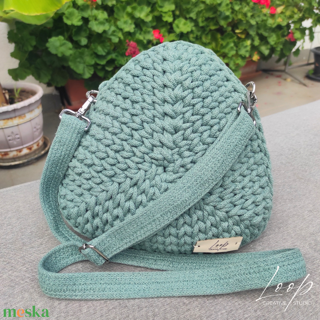 Kézzel horgolt háromszög alakú crossbody táska  egyedi kézműves darab, rendelésre a választott színeidben készítve - táska & tok - kézitáska & válltáska - kézitáska - Meska.hu