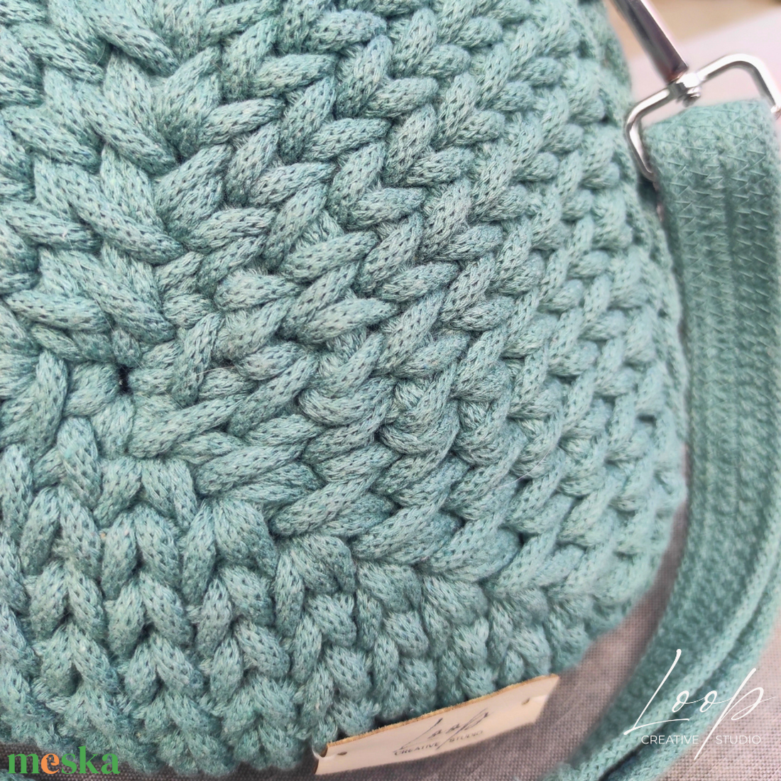 Kézzel horgolt háromszög alakú crossbody táska  egyedi kézműves darab, rendelésre a választott színeidben készítve - táska & tok - kézitáska & válltáska - kézitáska - Meska.hu