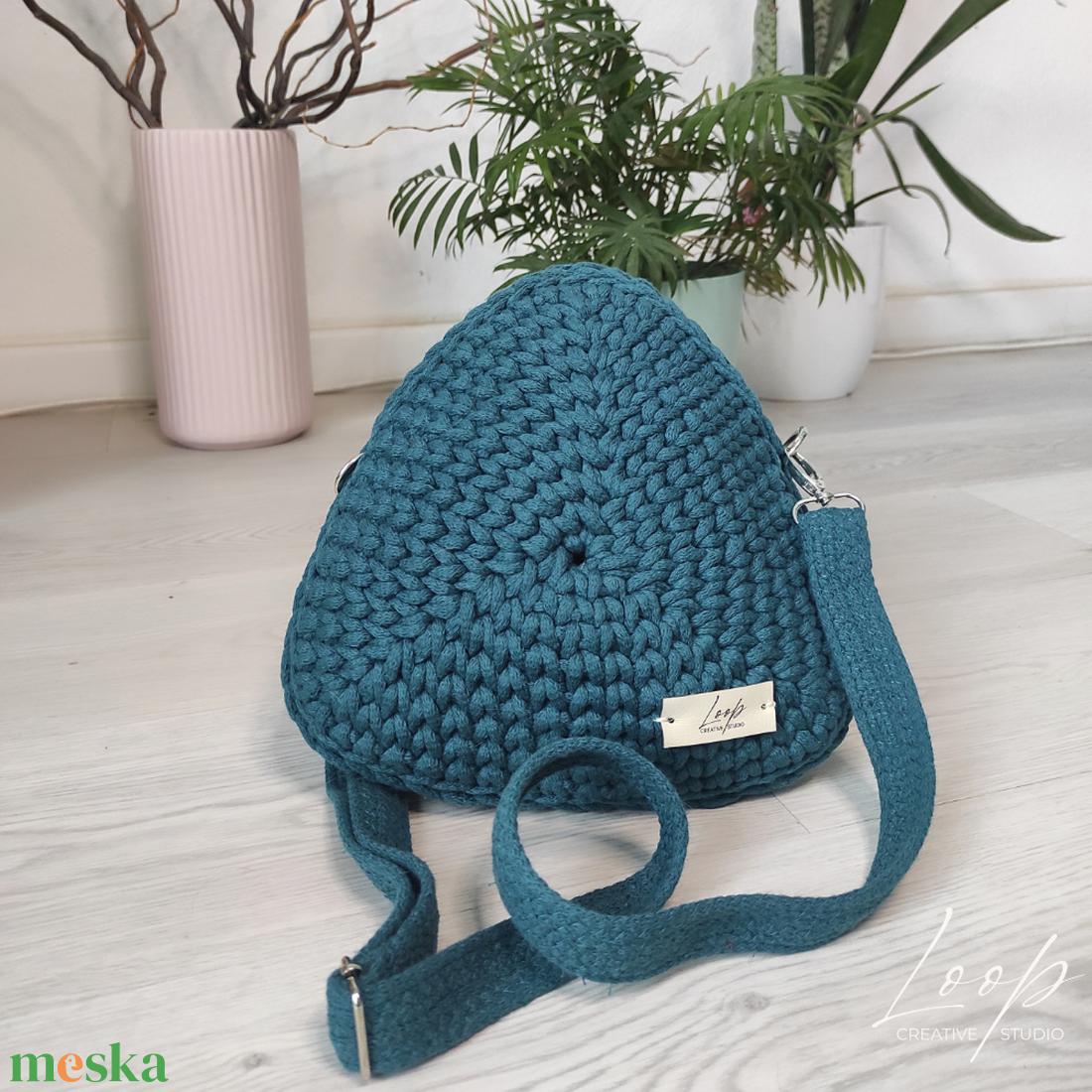 Kézzel horgolt háromszög alakú tenger színű crossbody táska  egyedi kézműves darab - táska & tok - kézitáska & válltáska - kézitáska - Meska.hu Kézzel horgolt háromszög alakú tenger színű crossbody táska  egyedi kézműves darab - táska & tok - kézitáska & válltáska - kézitáska - Meska.hu