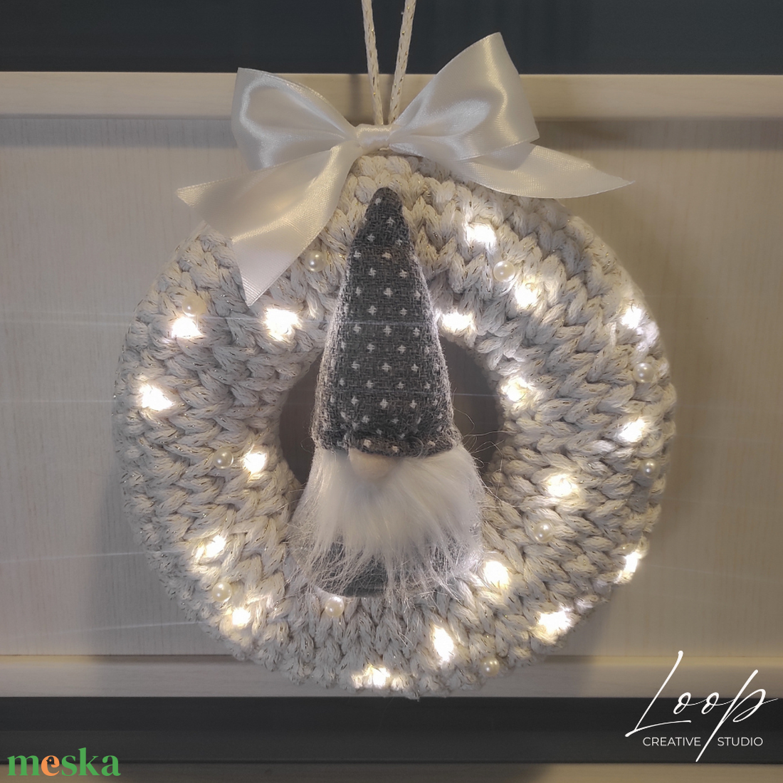 Horgolt, egyedi design karácsonyi ajtódísz -csillogó fehér szürke manóval - karácsony - adventi díszek - adventi ajtódísz - Meska.hu Horgolt, egyedi design karácsonyi ajtódísz -csillogó fehér szürke manóval - karácsony - adventi díszek - adventi ajtódísz - Meska.hu