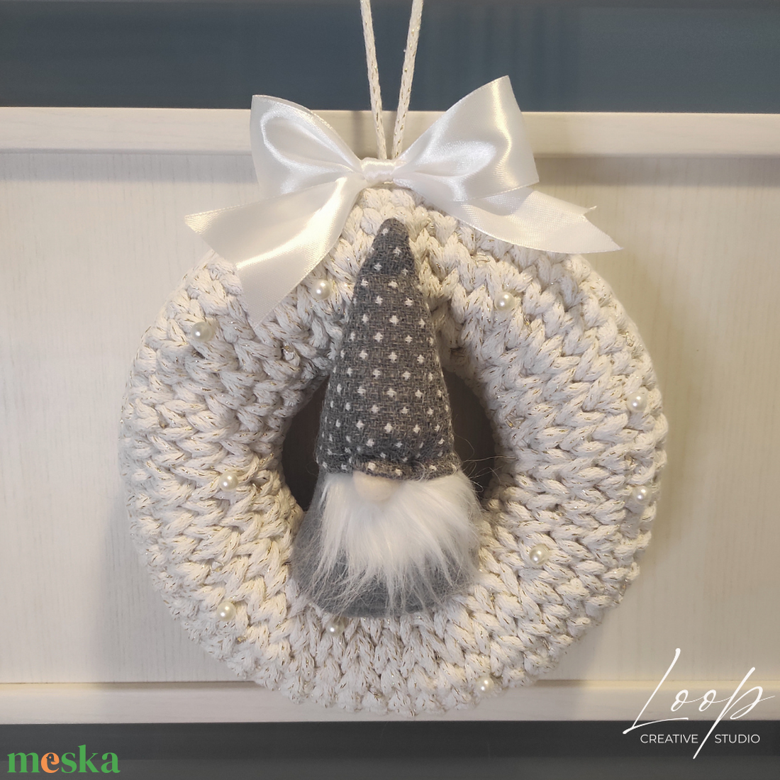 Horgolt, egyedi design karácsonyi ajtódísz -csillogó fehér szürke manóval - karácsony - adventi díszek - adventi ajtódísz - Meska.hu Horgolt, egyedi design karácsonyi ajtódísz -csillogó fehér szürke manóval - karácsony - adventi díszek - adventi ajtódísz - Meska.hu