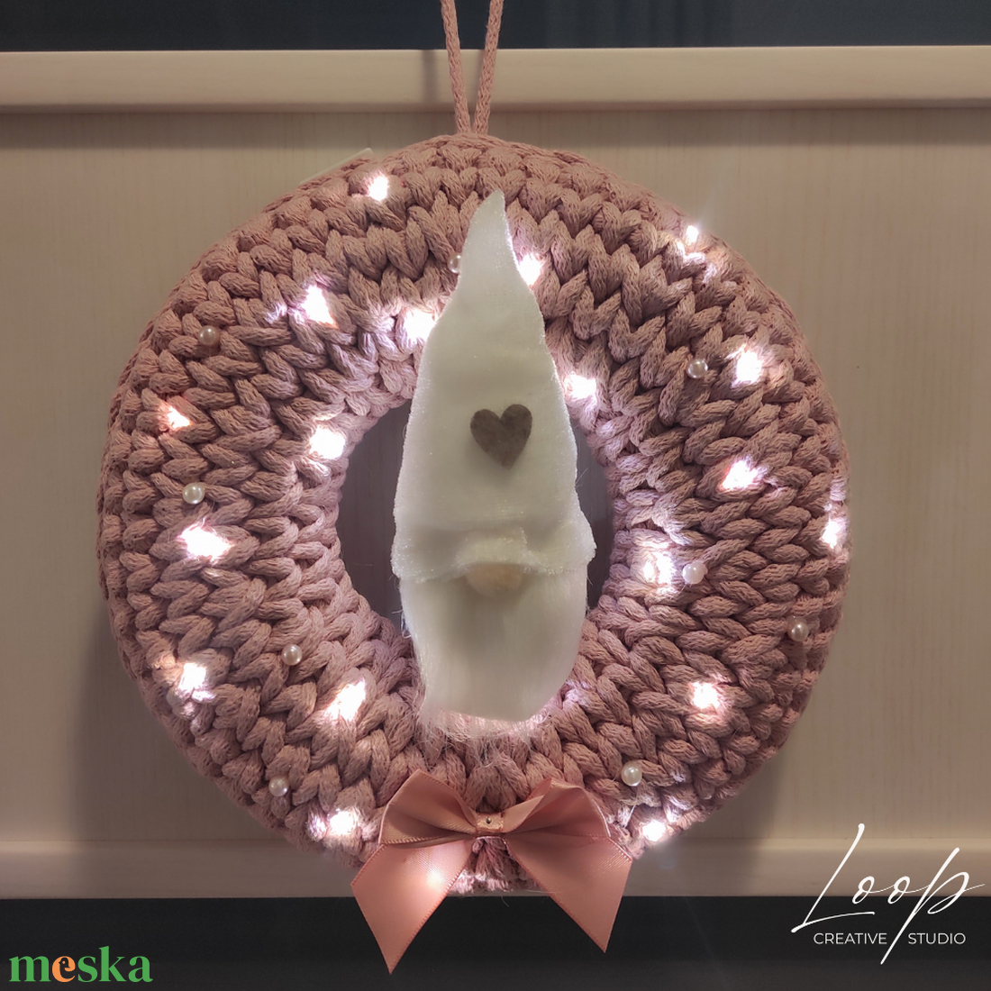 Horgolt, egyedi design karácsonyi ajtódísz -púder színben, manóval - karácsony - adventi díszek - adventi ajtódísz - Meska.hu Horgolt, egyedi design karácsonyi ajtódísz -púder színben, manóval - karácsony - adventi díszek - adventi ajtódísz - Meska.hu