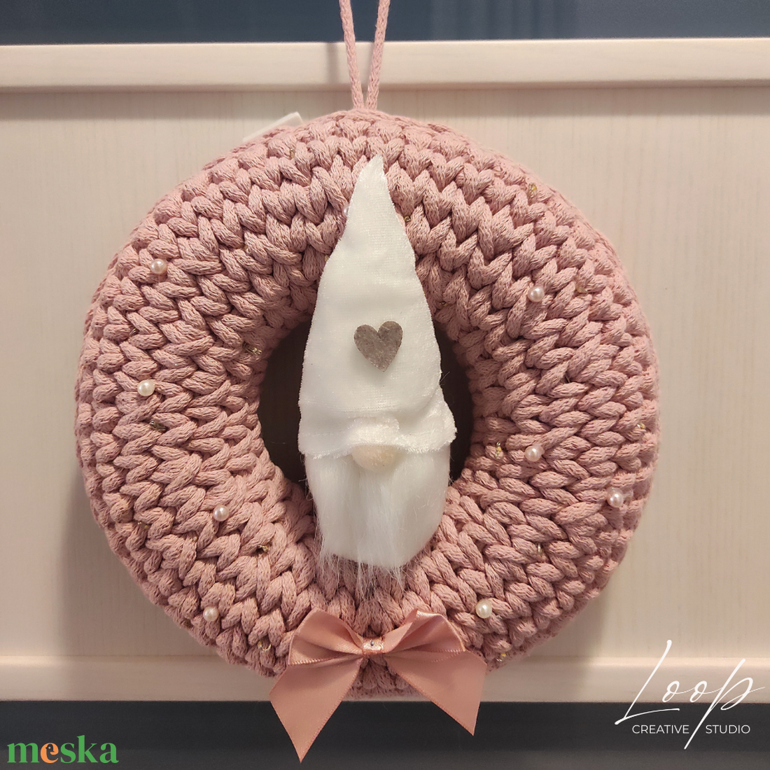 Horgolt, egyedi design karácsonyi ajtódísz -púder színben, manóval - karácsony - adventi díszek - adventi ajtódísz - Meska.hu Horgolt, egyedi design karácsonyi ajtódísz -púder színben, manóval - karácsony - adventi díszek - adventi ajtódísz - Meska.hu