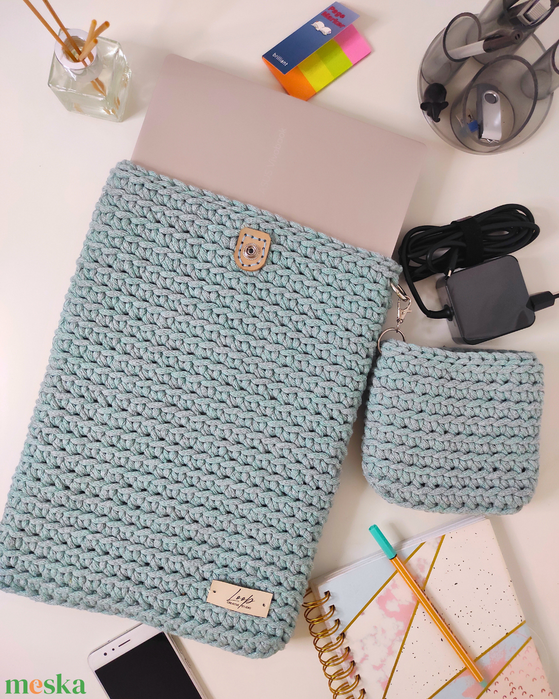 Horgolt laptoptartó egyedi méretben és színben - ajándék lecsatolható töltőtartóval - táska & tok - laptoptáska, laptop hátizsák - Meska.hu