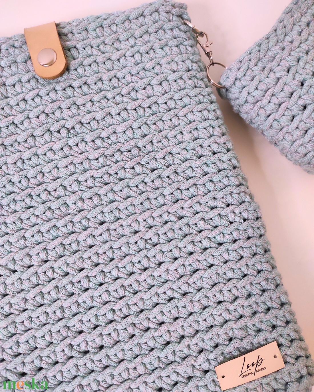 Horgolt laptoptartó egyedi méretben és színben - ajándék lecsatolható töltőtartóval - táska & tok - laptoptáska, laptop hátizsák - Meska.hu