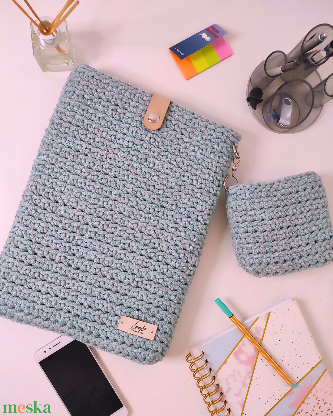 Horgolt laptoptartó egyedi méretben és színben - ajándék lecsatolható töltőtartóval - táska & tok - laptoptáska, laptop hátizsák - Meska.hu