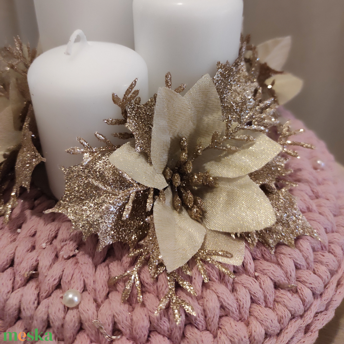 Adventi koszorú - horgolt púder alap, fehér gyertyával - karácsony - adventi díszek - adventi koszorú - Meska.hu