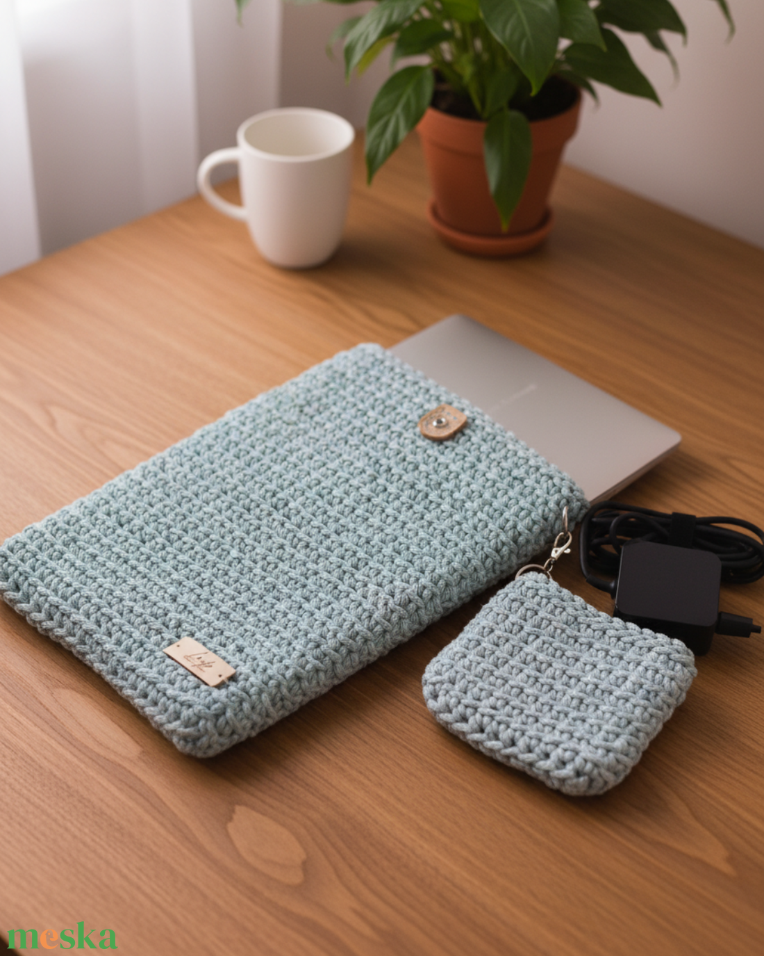 Horgolt laptoptartó egyedi méretben és színben - ajándék lecsatolható töltőtartóval - táska & tok - laptoptáska, laptop hátizsák - Meska.hu