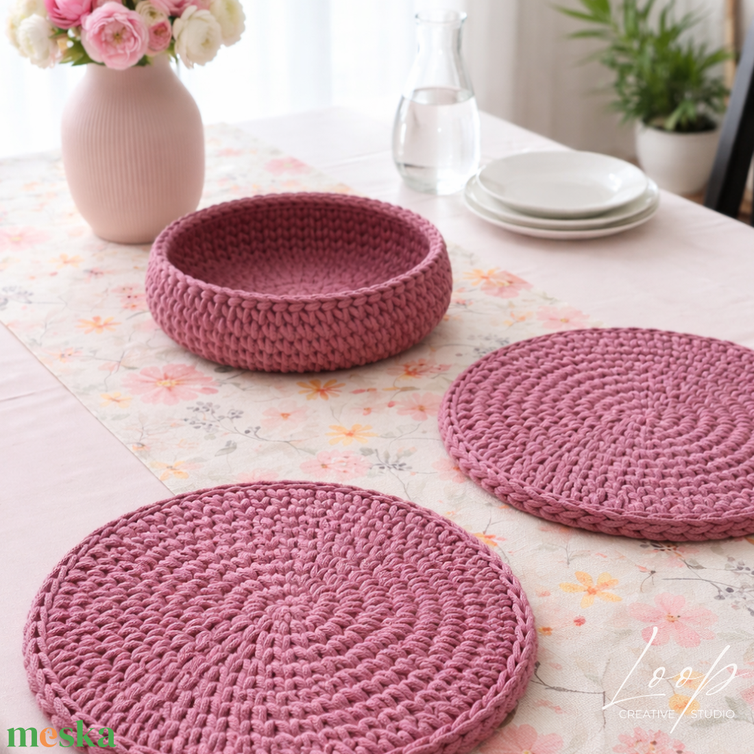 Horgolt asztali szett � 2 db tányéralátét és kosár, kézműves lakásdekor - otthon & életmód - konyhafelszerelés, tálalás - tálalás - tányér- és poháralátét - Meska.hu