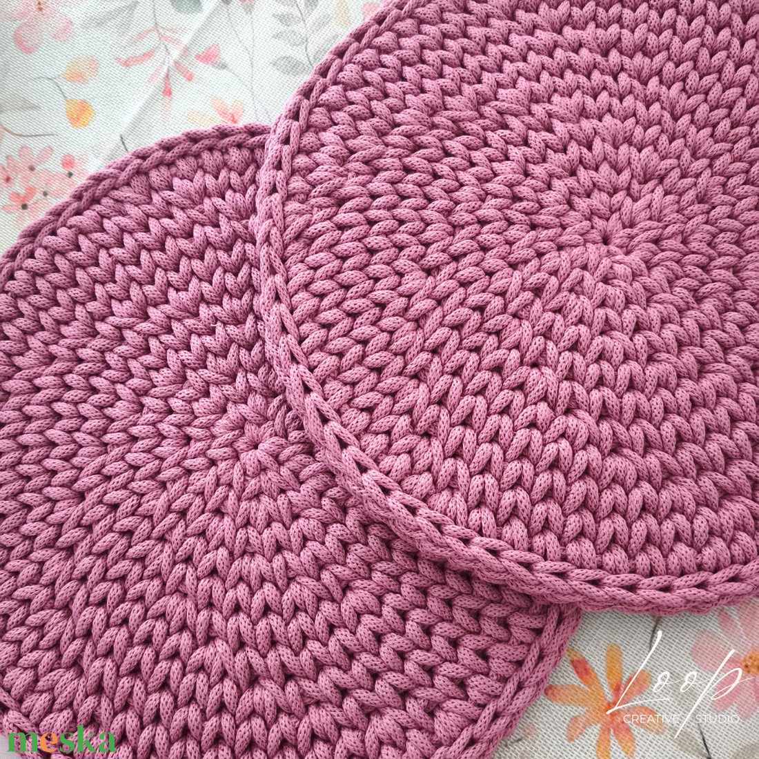 Horgolt asztali szett � 2 db tányéralátét és kosár, kézműves lakásdekor - otthon & életmód - konyhafelszerelés, tálalás - tálalás - tányér- és poháralátét - Meska.hu