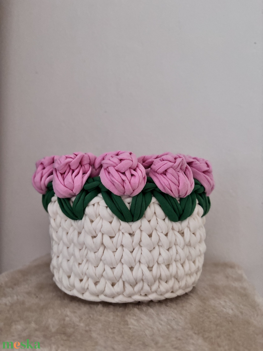 Horgolt tulipános kosár  - otthon & életmód - dekoráció - asztal és polc dekoráció - dekorációs tál, tartó - Meska.hu