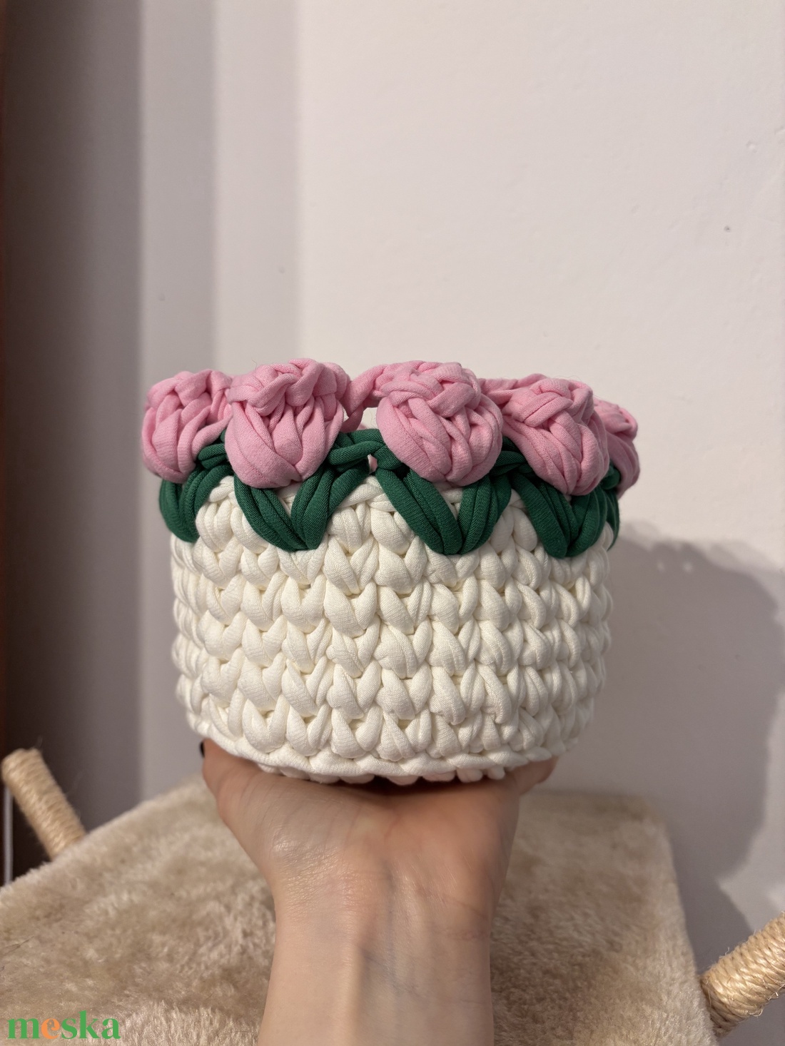 Horgolt tulipános kosár  - otthon & életmód - dekoráció - asztal és polc dekoráció - dekorációs tál, tartó - Meska.hu