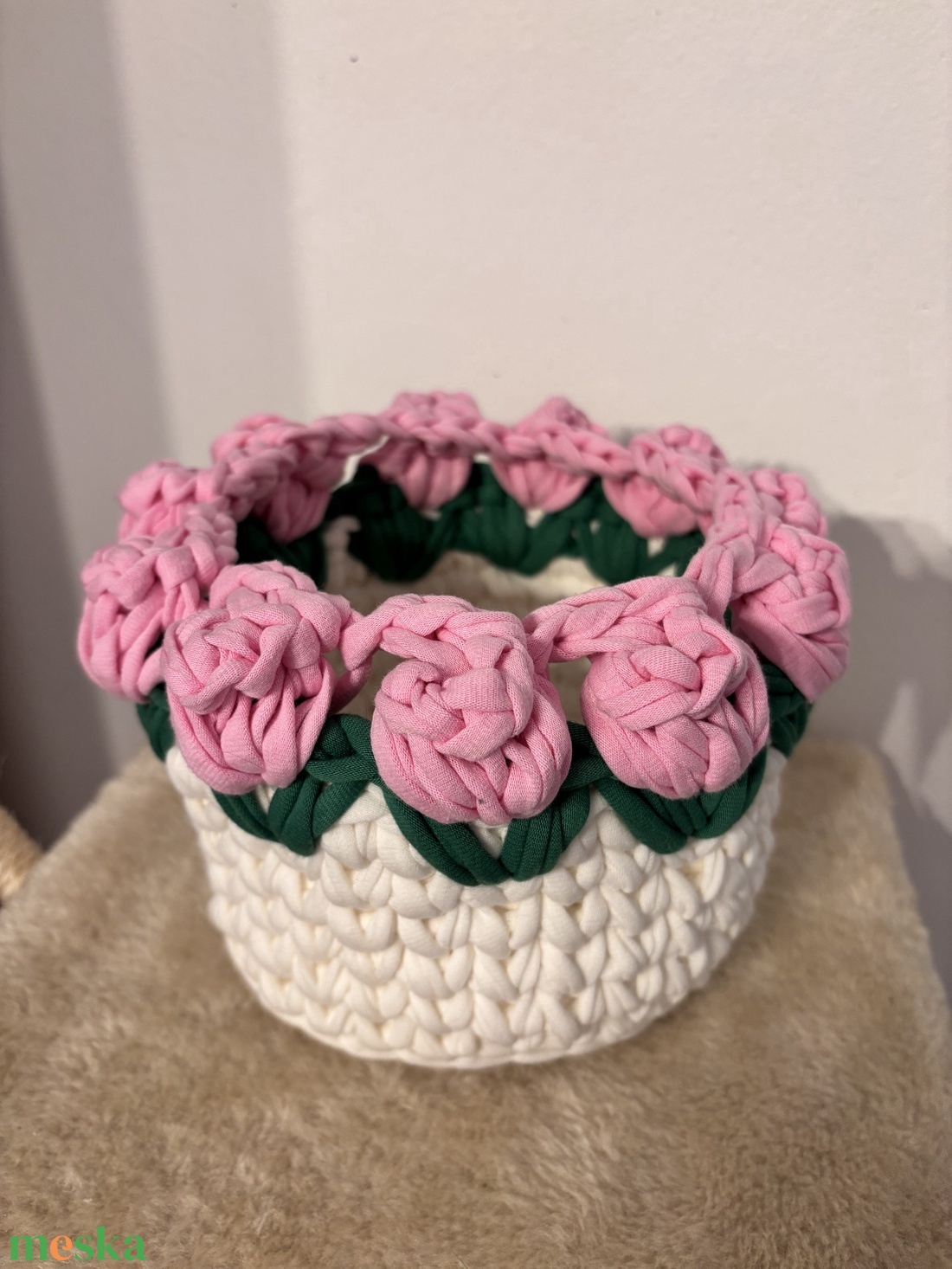 Horgolt tulipános kosár  - otthon & életmód - dekoráció - asztal és polc dekoráció - dekorációs tál, tartó - Meska.hu