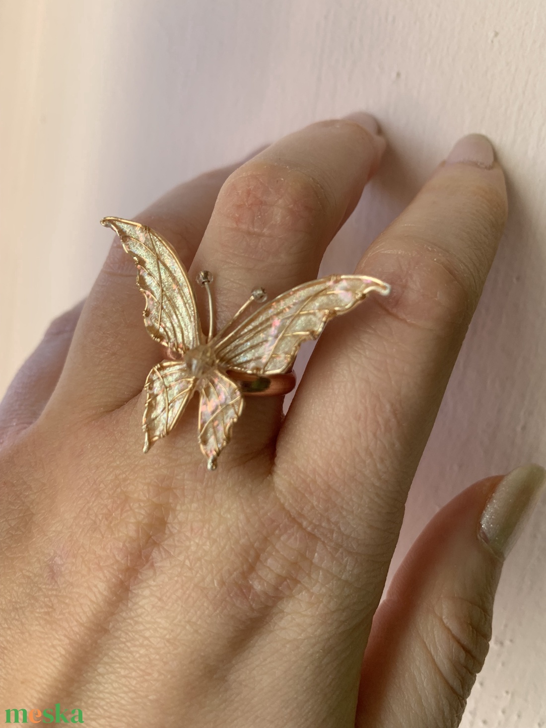 Fehér pillangós gyűrű-Swarovski gyönggyel - ékszer - gyűrű - figurális gyűrű - Meska.hu