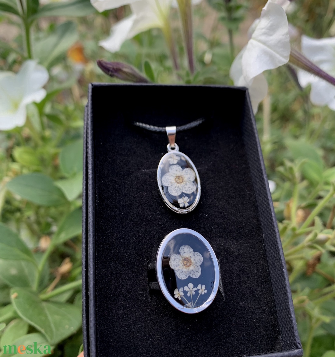 Fekete-fehér szárított virágos nyaklánc-gyűrű ékszerszett - ékszer - ékszerszett - Meska.hu
