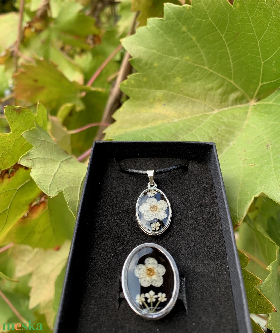 Fekete-fehér szárított virágos nyaklánc-gyűrű ékszerszett - ékszer - ékszerszett - Meska.hu