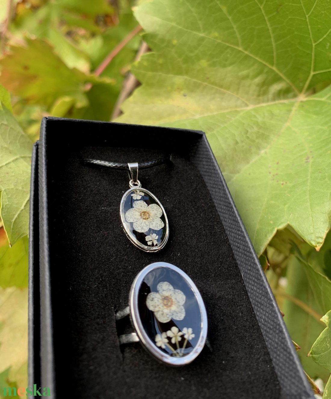 Fekete-fehér szárított virágos nyaklánc-gyűrű ékszerszett - ékszer - ékszerszett - Meska.hu