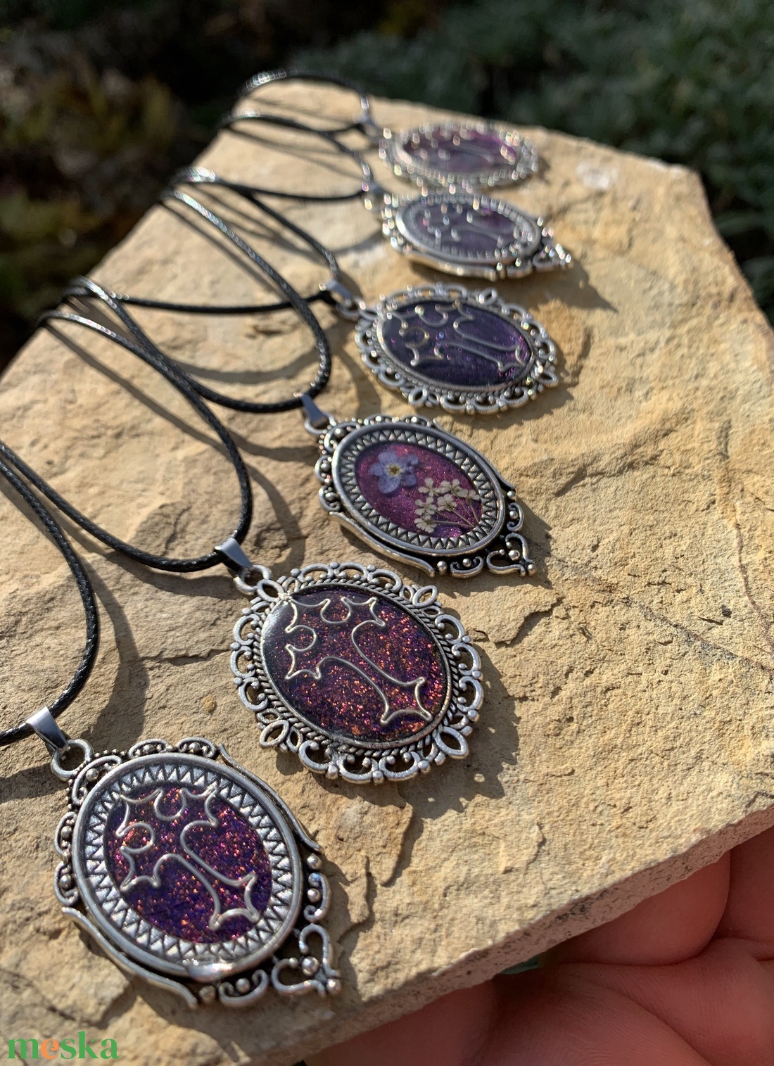 Lila keresztes nyaklánc - ékszer - nyaklánc - medálos nyaklánc - Meska.hu