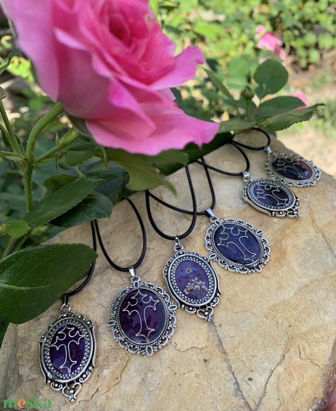 Lila keresztes nyaklánc - ékszer - nyaklánc - medálos nyaklánc - Meska.hu